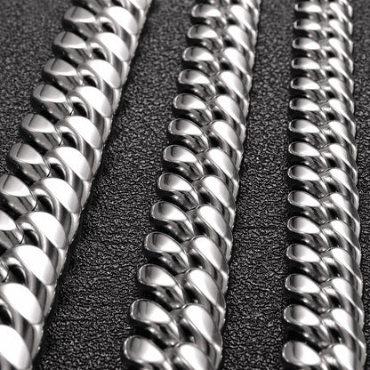Macro detail of the polished links on the icegrind 6mm White Gold Miami Cuban Link Chain. High-quality cuban link miami chain.