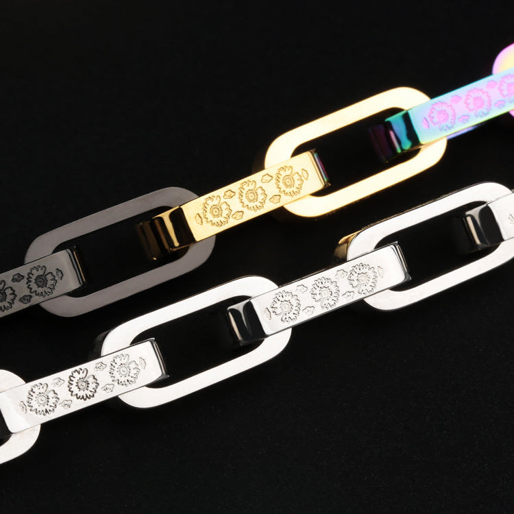 Three white gold chains arranged in parallel